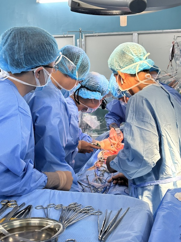 Các bác sĩ đang phẫu thuật cho bệnh nhân P.H.P