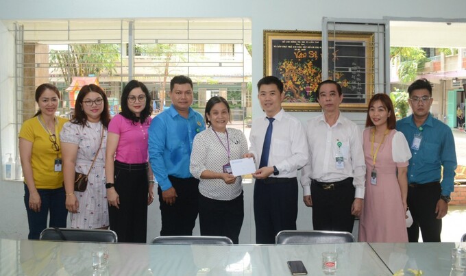 PGS. TS. BS. Nguyễn Thanh Hiệp - Hiệu trưởng Trường ĐH y khoa Phạm Ngọc Thạch đại diện nhà trường trao tặng 30 triệu đồng cho Trung tâm bảo trợ trẻ tàn tật mồ côi Thị Nghè