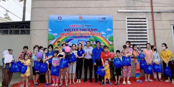 Những phần quà ý nghĩa đến từ ban tổ chức cho các bệnh nhi tại Bệnh viện Đa khoa tỉnh Bình Dương