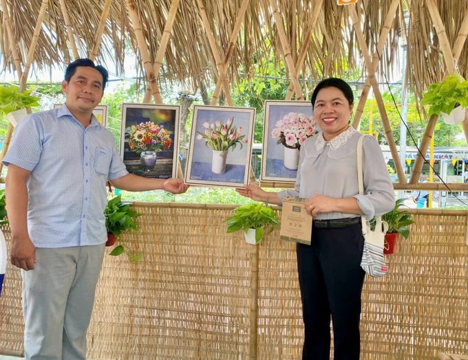 Bà Nguyễn Trần Phượng Trân - Thành ủy viên, Chủ tịch Hội Liên hiệp Phụ nữ TPHCM thăm quan gian hàng của MaiHoa Group (MHG)