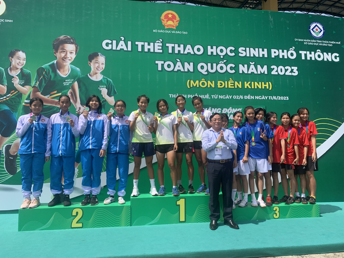 Ban Tổ chức trao giải môn Điền kinh. Ảnh: Trung tâm truyền thông giáo dục