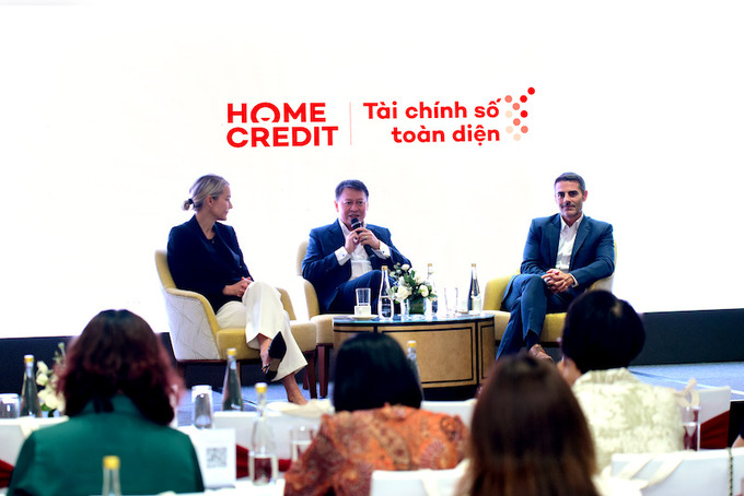 Tổng Giám đốc, Giám đốc Tài chính và Giám đốc Quản lý Rủi ro Home Credit Việt Nam trong phần hỏi đáp với các nhà đầu tư