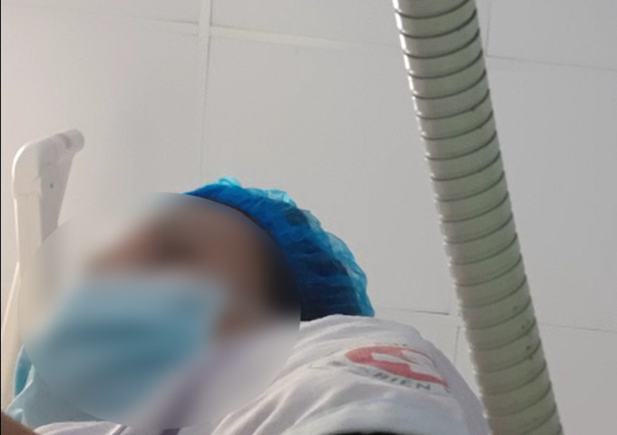Người phụ nữ khám tuyến tiền liệt và mặc cả với bệnh nhân trên giường bệnh 