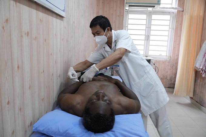 Bs Dũng đang cấy chỉ cho bệnh nhân mỗi 2 tuần 1 lần sau khi bệnh nhân được ra viện và đi lại bình thường