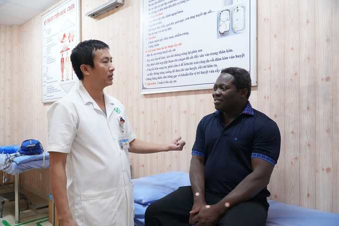 Dù đã ra viện nhưng bệnh nhân vẫn duy trì thăm khám tại khoa YHCT và sử dụng phương pháp cấy chỉ mỗi 2 tuần 1 lần để củng cố hiệu quả điều trị