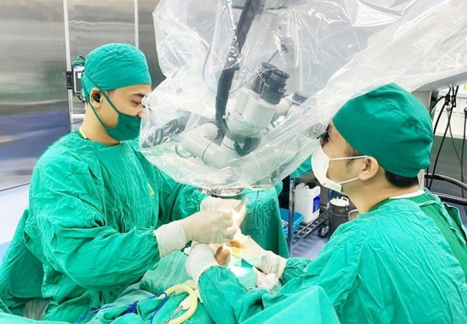 Các bác sĩ tiến hành nối cẳng chân cho bệnh nhân. Ảnh: BVCC (VTV)
