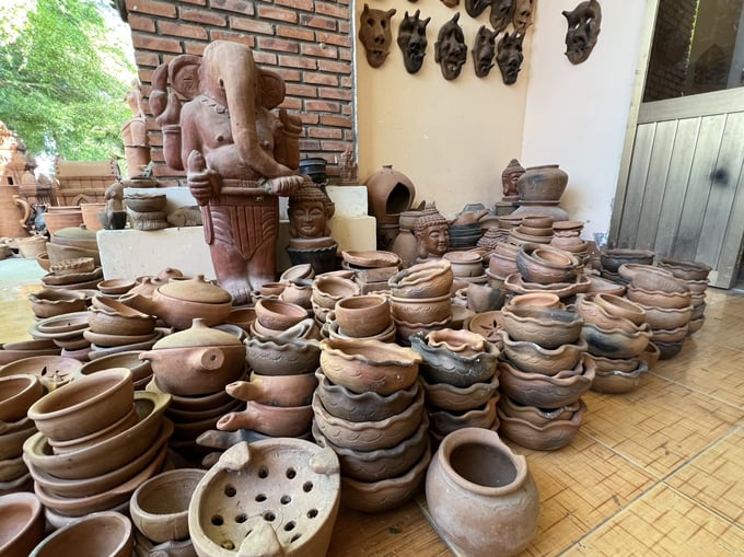 Gốm là vật dụng không thể thiếu trong đời sống, sinh hoạt hằng ngày của mỗi gia đình và trong văn hóa tín ngưỡng của cộng đồng người Chăm