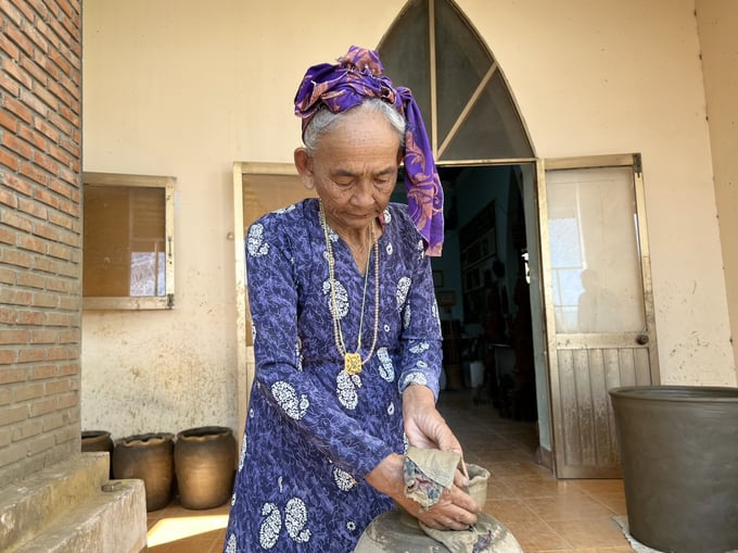Đặc điểm nổi bật của nghề làm gốm truyền thống của người Chăm là kỹ thuật chế tác gốm không dùng bàn xoay, gốm không tráng men, được phơi khô, nung ngoài trời bằng củi và rơm