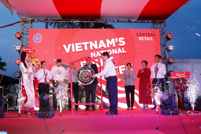 Ông Phạm Văn Trọng, Phó Chủ tịch UBND tỉnh Tiền Giang đánh chiêng khai mạc Ngày hội