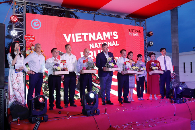 Đại biểu nhận quà tặng trái cây của GO Mỹ Tho