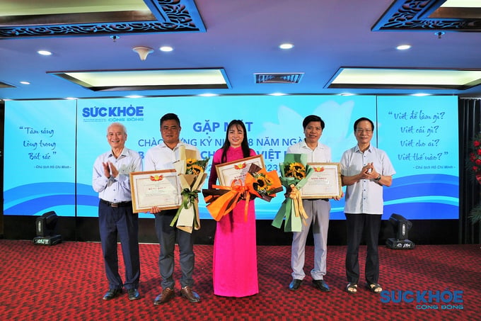Khen thưởng cá nhân gồm: Nhà báo Trần Thị Dần - Thư ký Chi hội Nhà báo, Trưởng Ban Điện tử Tạp chí SKCĐ; Ông Đỗ Nam Khánh - Trưởng Ban Phát triển cộng đồng Tạp chí SKCĐ; Ông Trần Mạnh Đức - Phó Trưởng Ban Phát triển cộng đồng Tạp chí SKCĐ