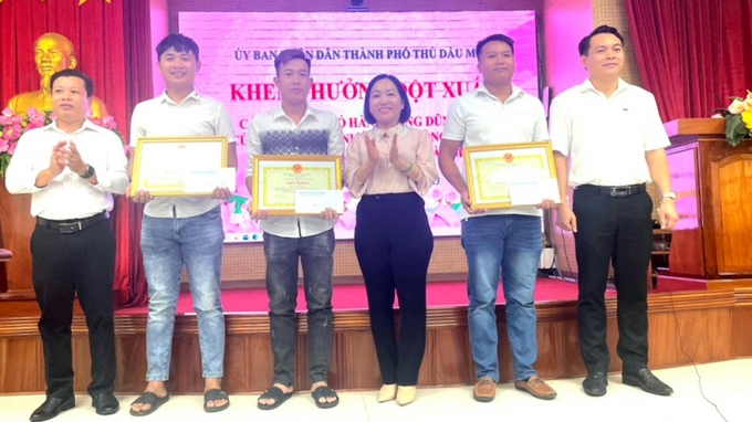 Lãnh đạo UBND thành phố Thủ Dầu Một tặng giấy khen cho 3 thanh niên dũng cảm. Ảnh: VOV