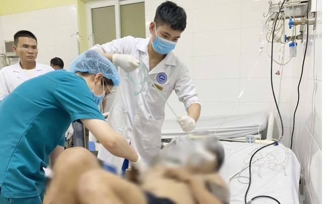 Tiến hành cấp cứu nạn nhân. Ảnh: BVCC (VTV)