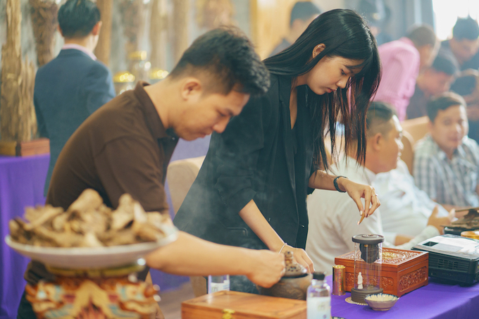 Khách hàng được trải nghiệp trực tiếp các sản phẩm của trầm hương