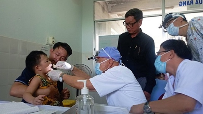 Chuyên gia khám sàng lọc cho các trường hợp nghi ngờ dị tật ở trẻ em