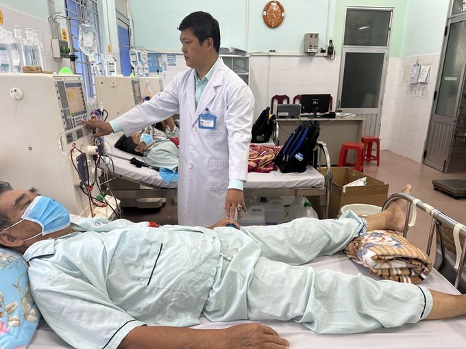 Chạy thận nhân tạo, một trong những kĩ thuật với chi phí điều trị cao và phải điều trị suốt đời được quỹ BHYT chi trả. Ảnh: bệnh nhân chạy thận nhân tạo tại Bệnh viện ĐKKV Định Quán