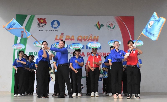 Ban chỉ huy chiến dịch trao cờ xuất quân cho đại diện các đội hình tình nguyện “Mùa Hè xanh”, “Hoa phượng đỏ” tại lễ ra quân