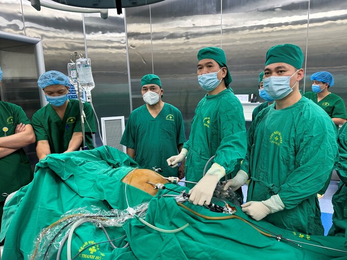 Ê kíp phẫu thuật cho bệnh nhân Lê Thị Q.