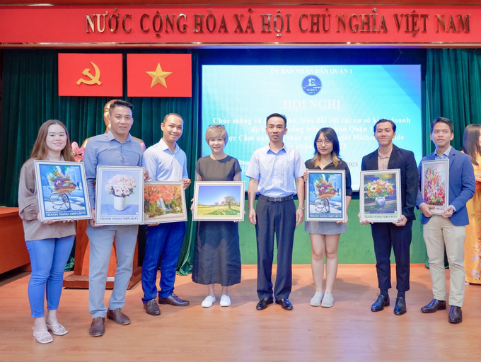 Ban lãnh đạo MaiHoa Group tặng tranh Nano Airpurity cho 29 cơ sở kinh doanh dịch vụ ăn uống được Michelin Guide vinh danh
