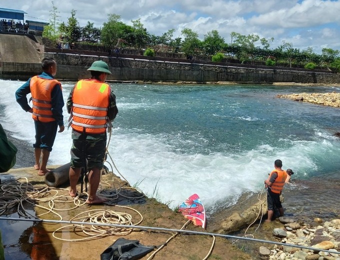 Lực lượng chức năng tìm kiếm nạn nhân. Ảnh: UBND xã Quảng Thành cung cấp (Báo Lao động)