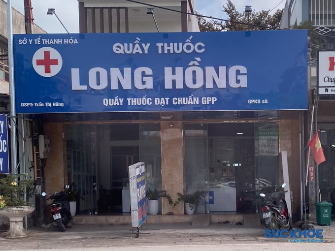 Cơ sở nha khoa trái phép đặt biển bảng quảng cáo thể hiện “Phòng khám Răng – Hàm – Mặt”, “Quầy Thuốc Long Hồng”,... nhưng mục “Giấy phép kinh doanh” hiện còn bỏ trống.  