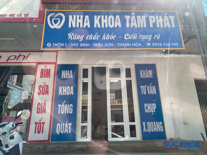Ghi nhận sáng ngày 13/7 cho thấy, Nha khoa Tâm Phát tại thôn 1, xã Thọ Bình vẫn mở cửa, bên trong có một nhân viên túc trực.