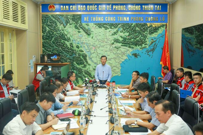 Ảnh: Phó Chánh Văn phòng Ban Chỉ đạo quốc gia về Phòng, chống thiên tai Nguyễn Văn Tiến kết luận giao ban chỉ đạo ứng phó bão số 1