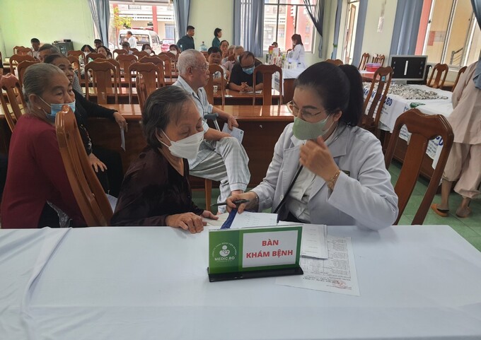 Các y, bác sĩ khám bệnh và tư vấn sức khỏe cho người có công với cách mạng