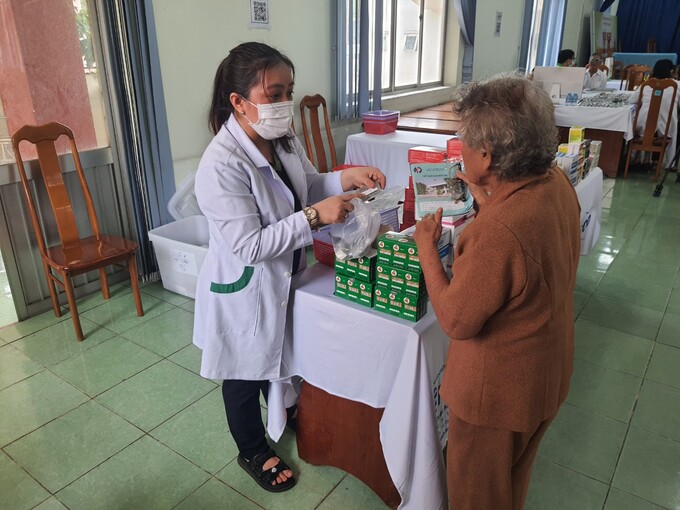 Nhân viên Bệnh viện Đa khoa Medic Bình Dương cấp thuốc cho người có công với cách mạng sau khi được khám bệnh