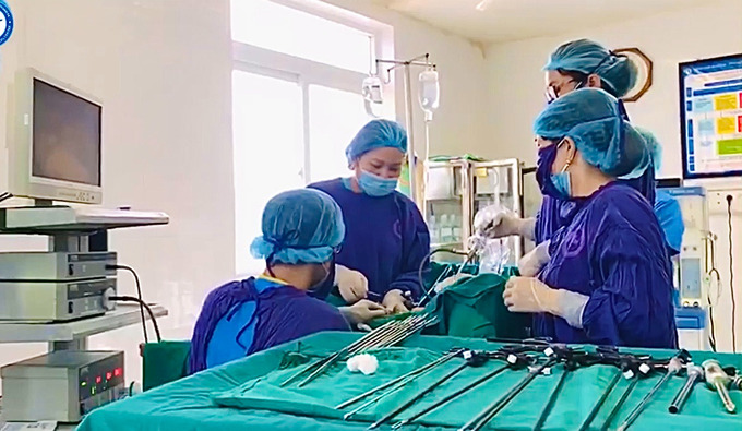Các bác sĩ phẫu thuật cho người bệnh. Ảnh: Sở y tế Phú Thọ