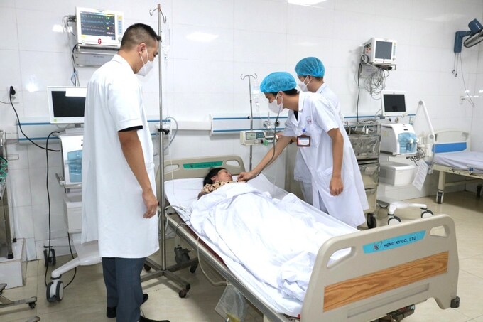 Các bác sỹ Bệnh viện Kiến An thăm khám cho bệnh nhân Nguyễn Thị N. Ảnh: Haiphong.gov