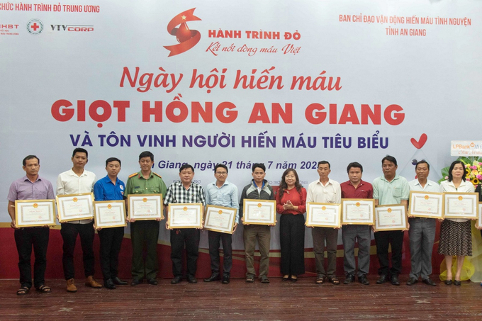 Tôn vinh, khen thưởng các tập thể, cá nhân có thành tích xuất sắc trong phong trào hiến máu tình nguyện