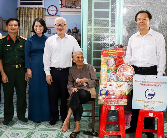 Ông Nguyễn Văn Lợi, Bí thư Tỉnh ủy cùng các thành viên trong đoàn ân cần thăm  hỏi, tặng quà Mẹ Việt Nam anh hùng Nguyễn Thị Rực