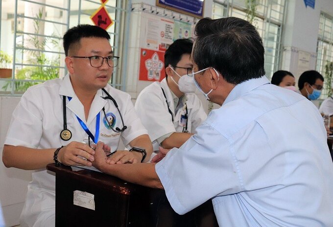 Bác sĩ khám bệnh và tư vấn cho các đối tượng chính sách