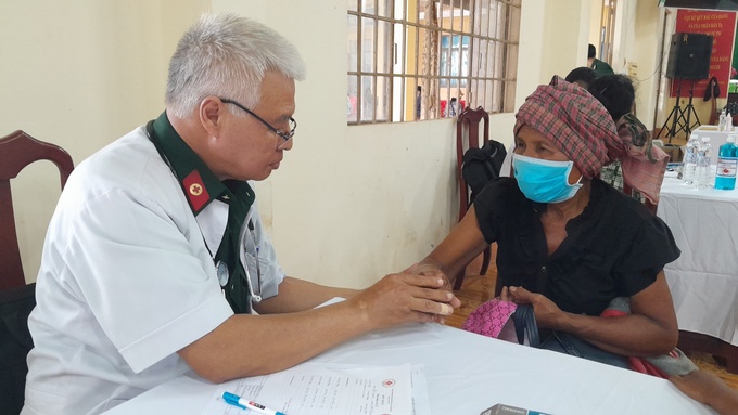 Bác sĩ khám bệnh tư vấn sức khỏe
