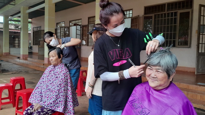 Tổ chức cắt tóc miễn phí