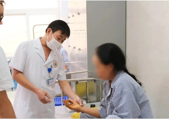 Bác sỹ thăm khám cho người bệnh. Ảnh: Sở y tế Phú Thọ