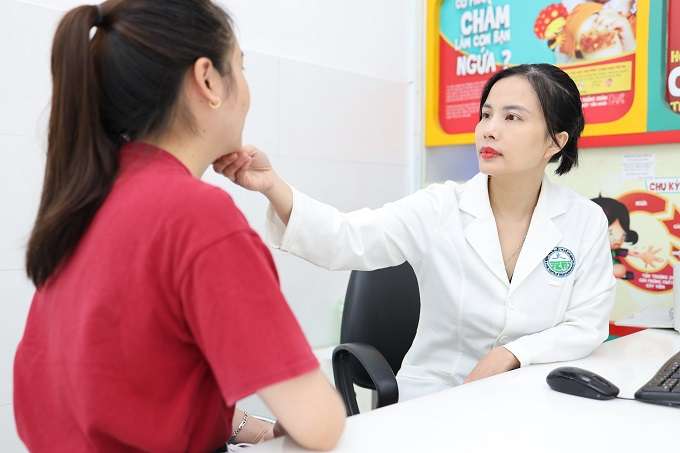 Ths. BS Phạm Thị Uyển Nhi tư vấn, khám bệnh cho bệnh nhân