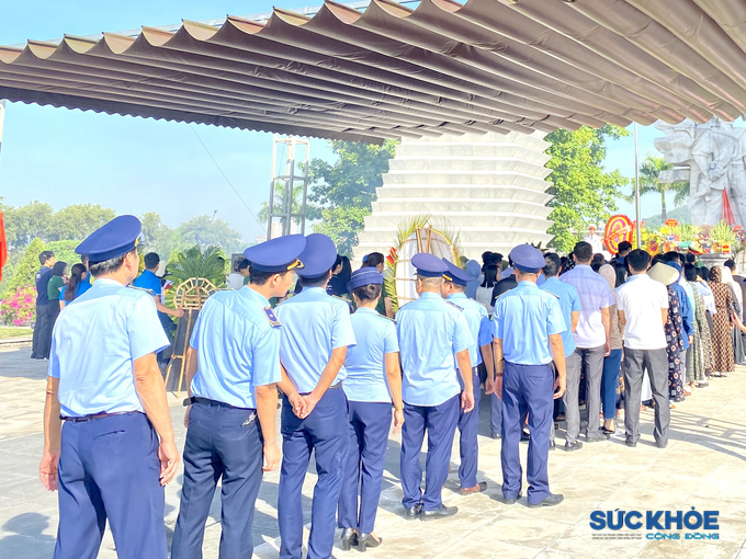 Nhiều đoàn khách thuộc các cơ quan, đơn vị các địa phương trong nước cũng đến Nghĩa trang liệt sĩ Hàm Rồng để dâng hương tri ân các liệt sĩ dịp 27/7.