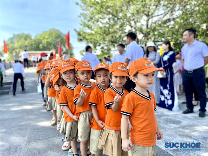 Học sinh mầm non trên địa bàn TP Thanh Hóa đến tri ân các anh hùng liệt sĩ tại Nghĩa trang liệt sĩ Hàm Rồng.