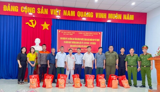 Đại diện Lãnh đạo các đơn vị phối hợp tặng quà cho các gia đình có công với cách mạng