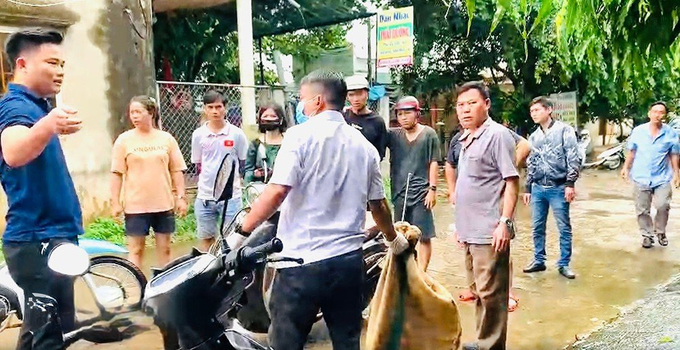 Lực lượng chức năng điều tra dịch tễ khu vực sinh sống của gia đình anh P. Ảnh: CDC Đồng Nai
