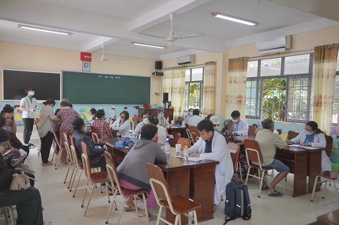 Đoàn Thanh niên cơ quan Liên đoàn Lao động Thành phố thăm khám bệnh miễn phí và tặng quà cho các đối tượng gia đình chính sách 