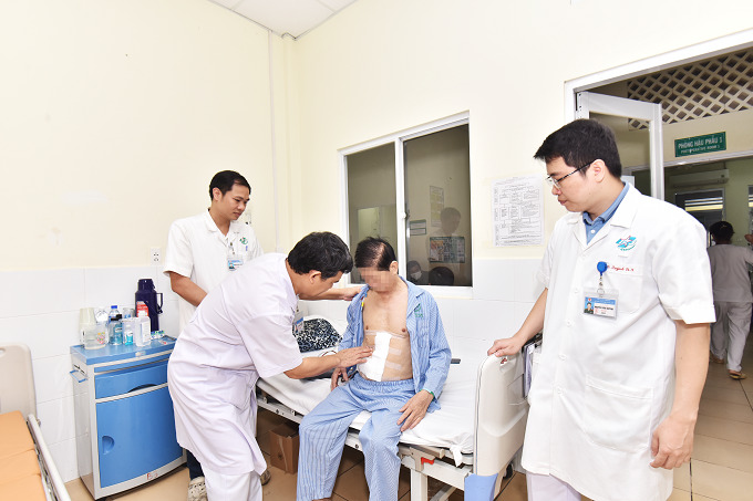 Các bác sĩ kiểm tra lại vết mổ cho bệnh nhân