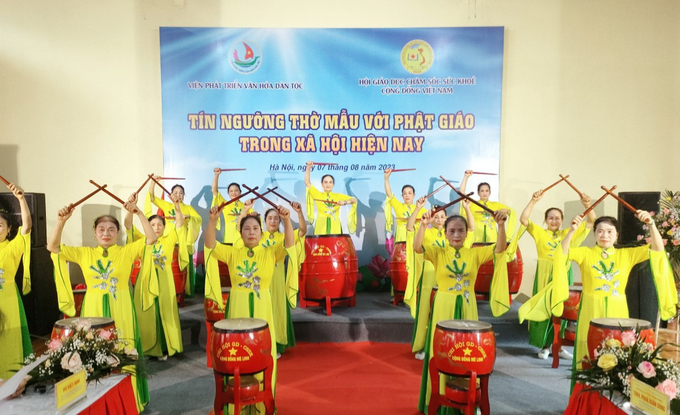 Tiết mục trống chào mừng tại Diễn đàn “Tín ngưỡng thờ Mẫu với Phật giáo trong xã hội hiện nay”