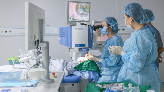 Bác sĩ thực hiện phẫu thuật Clear cho bệnh nhân