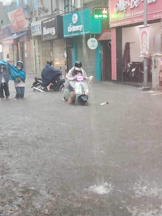 Xe máy ngập nước, bị hỏng giữa đường 