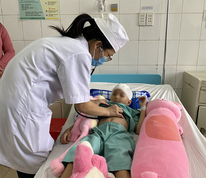 BS Phạm Thị Thu Hằng thăm khám bệnh nhân N.T.H