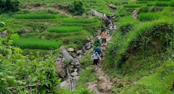 Các lực lượng tìm kiếm 2 người mất tích do lũ cuốn ở xã Pắc Ngà, huyện Bắc Yên, tỉnh Sơn La. Ảnh: VOV