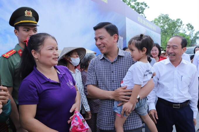 Bí thư Tỉnh ủy Thanh Hóa Đỗ Trọng Hưng tới thăm hỏi những hộ dân được cấp đất làm nhà.
